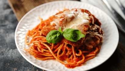 Espaguete com bife de frango à parmegiana